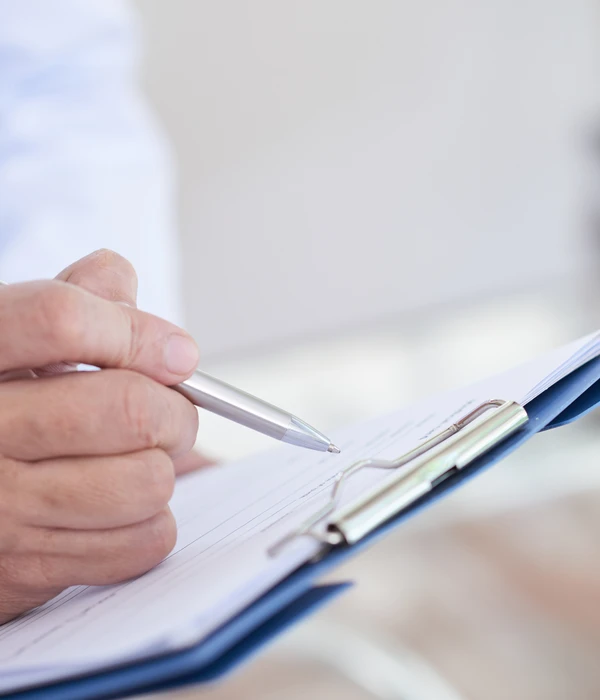 doctor escribiendo sobre tratamiento