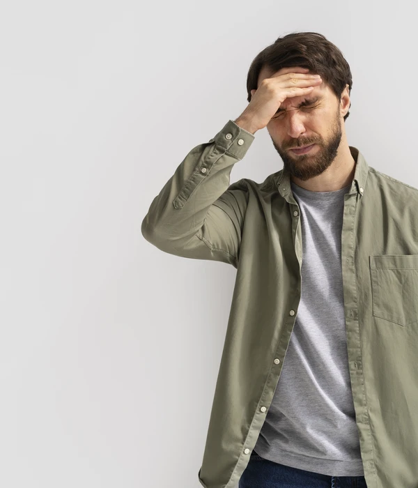 chico con dolor de cabeza por adicción