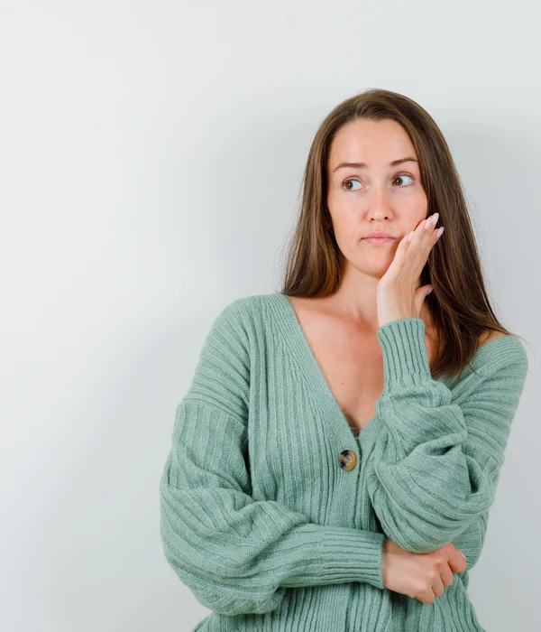 chica buscando tratamiento de adicciones